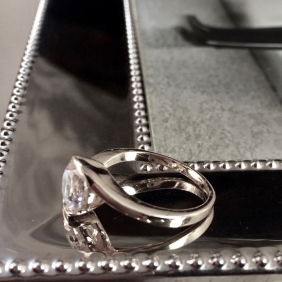 ❤️Stunning Simulated Diamond Ring - Picture 3 of 8